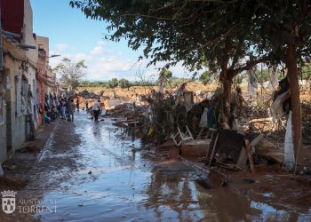 Acción coordinada en Torrent: Policía, bomberos y drones para restaurar la ciudad tras la DANA