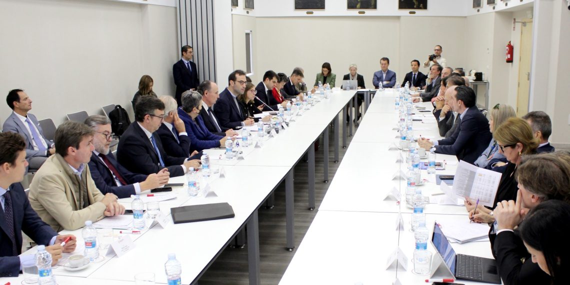 Las empresas afectadas por la DANA transmiten las necesidades urgentes al Ministro de Economía