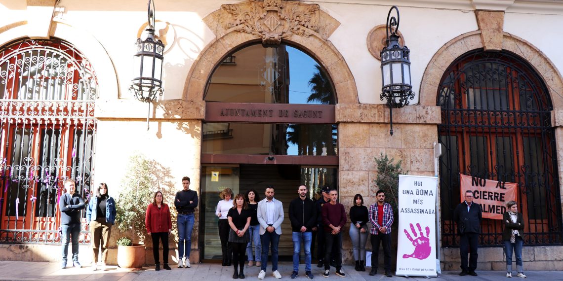 Silencio a las puertas de los edificios municipales por el presunto asesinato machista perpetrado en Orihuela