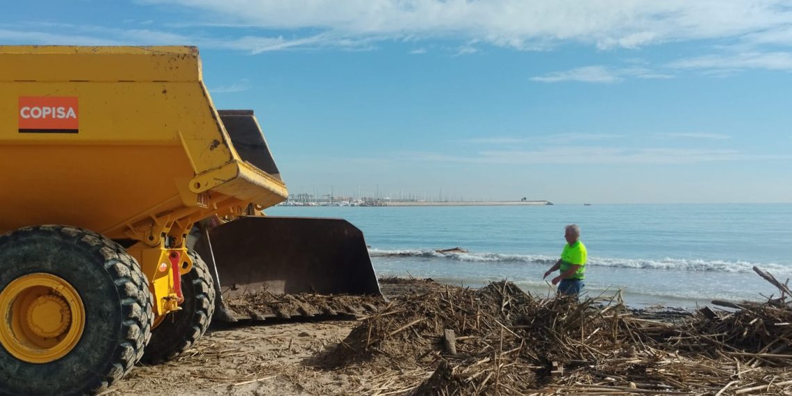 Copisa envía equipos de trabajo y maquinaria pesada para restablecer la desembocadura del río Turia en Valencia