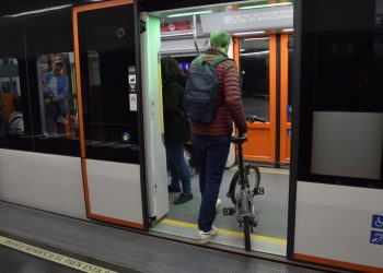 FGV limita los patinetes eléctricos y bicicletas por tranvía o tren en TRAM d’Alacant