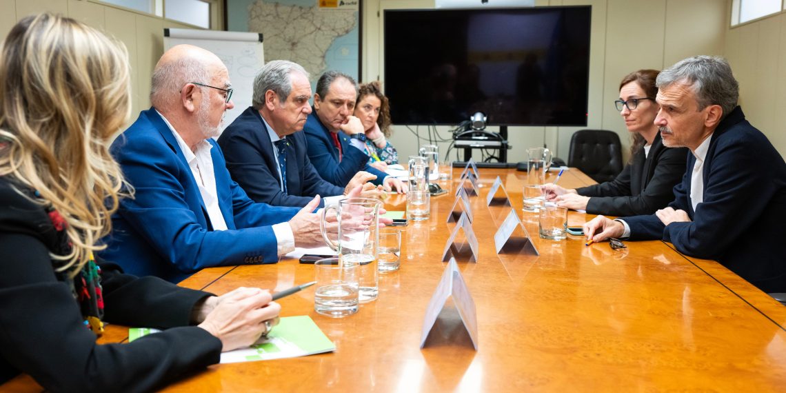 El Consejo General de Farmacéuticos y el MICOF trasladan a Sanidad la necesidad de ayudas