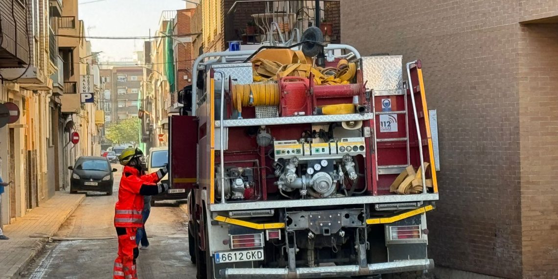 Los bomberos de la Diputación extraen el lodo de los ascensores para ayudar a las personas con movilidad reducida