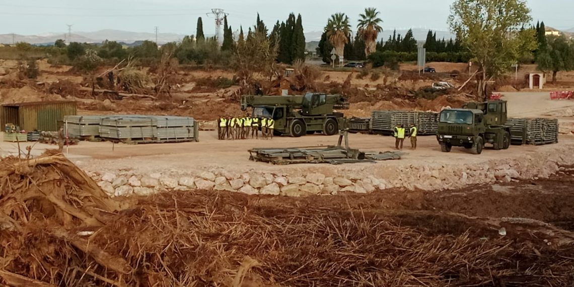 La Diputación de Valencia y la UME empiezan a instalar el puente sobre el Turia en Riba-roja