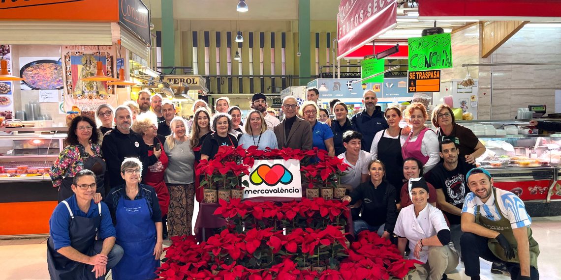 Mercavalencia y Confemercats repiten la entrega de más de 400 plantas de Navidad en los mercados municipales