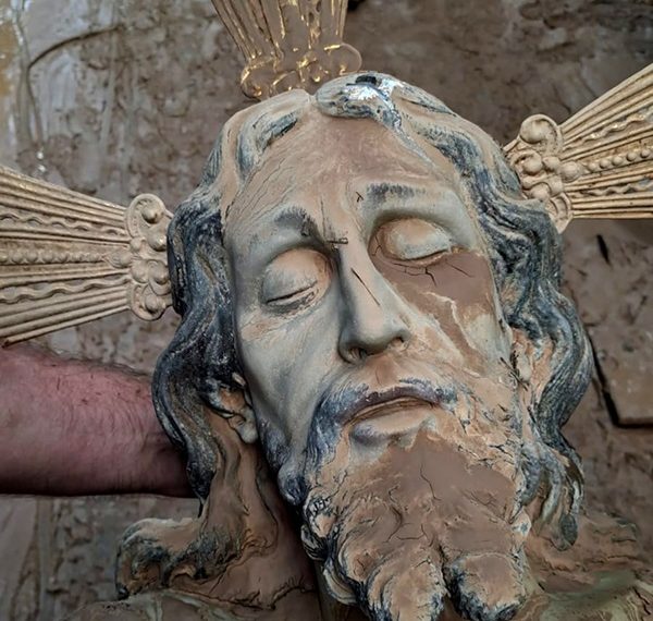 El Cristo yacente lleno de barro: «Nos recuerda a los más de cien fallecidos en Paiporta, a la cantidad de desaparecidos aún no cuantificables»