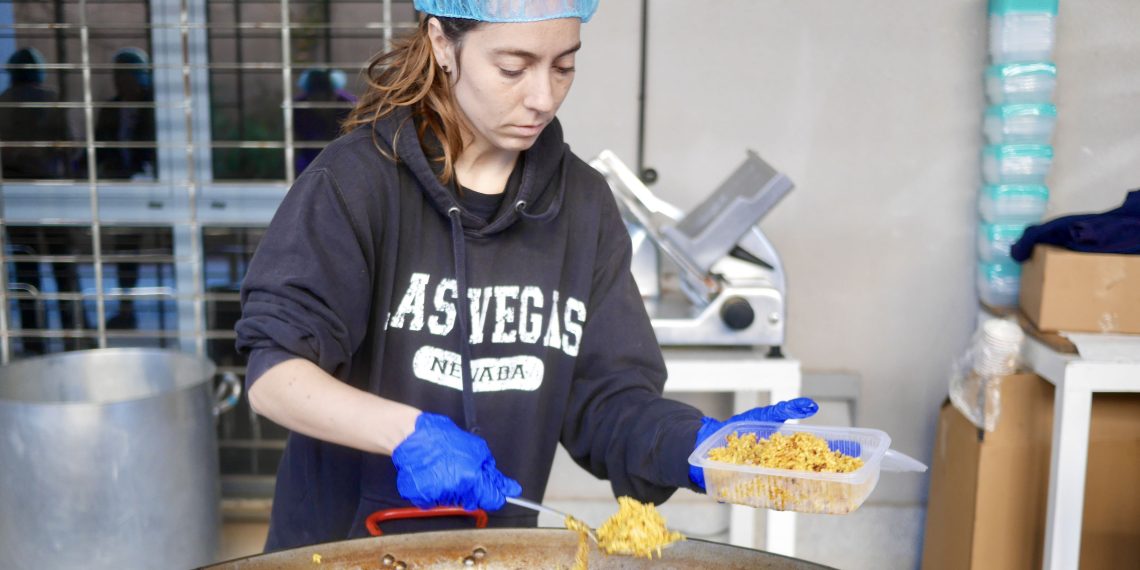 El Centro Social de San Josemaría Escrivá de Valencia reparte más de 3.000 raciones de comida a las zonas afectadas