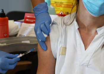 El grupo sanitario Ribera recomienda tener al día la vacuna del tétanos en la zona de la DANA