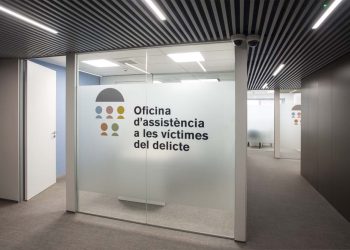 Un equipo de trabajadores de las OAVD atiende a los familiares de personas fallecidas o desaparecidas tras la DANA