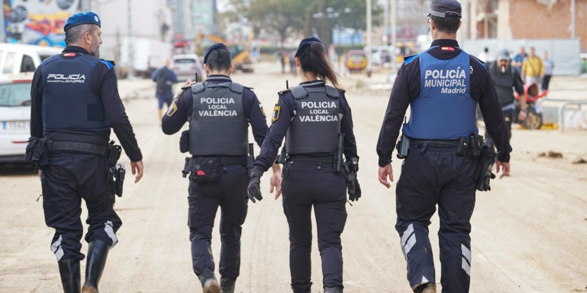 Los 180 policías municipales de Madrid comienzan ya a trabajar en La Torre y en los municipios del área metropolitana afectados por la DANA