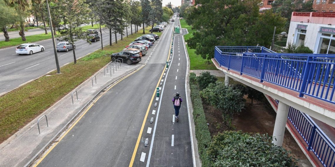 El nuevo carril bici de la avenida del Cid ya se encuentra en funcionamiento en su totalidad