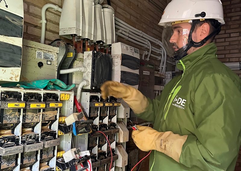 Iberdrola colabora con la Generalitat e instaladores eléctricos en las reparaciones de los afectados por la DANA