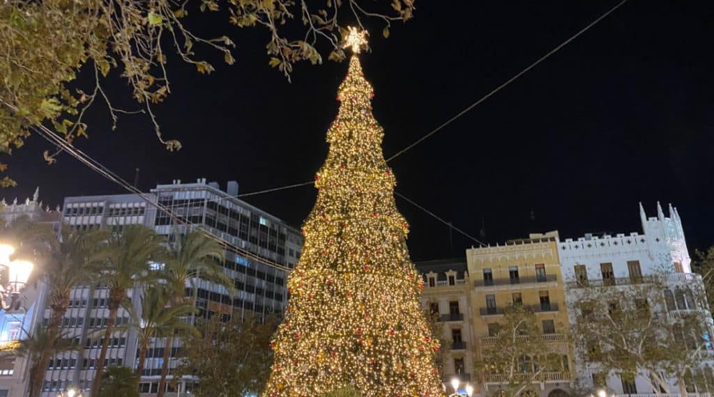 Valencia retoma la instalación de las luces de Navidad
