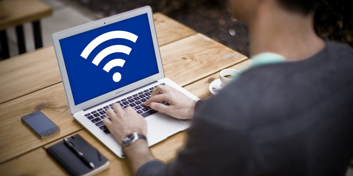 La Generalitat abre las redes wifi de los centros de Primaria de la provincia de Valencia para facilitar la conexión a internet a afectados por la DANA