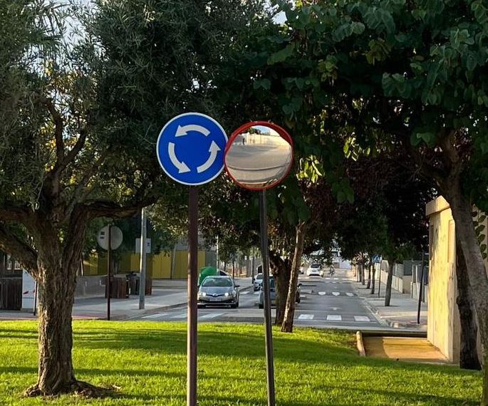 San Antonio de Benagéber mejora la visibilidad en 15 cruces peligrosos del municipio con la instalación de espejos panorámicos