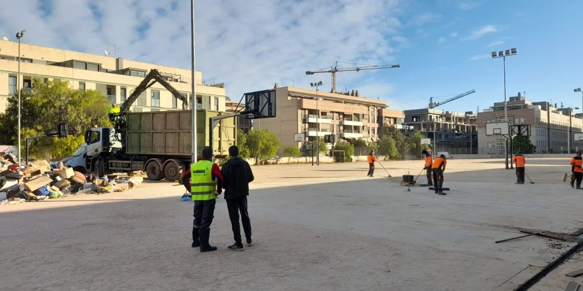Tragsa y Vaersa continúan con labores de limpieza e higienización en más de 30 centros educativos afectados por la DANA
