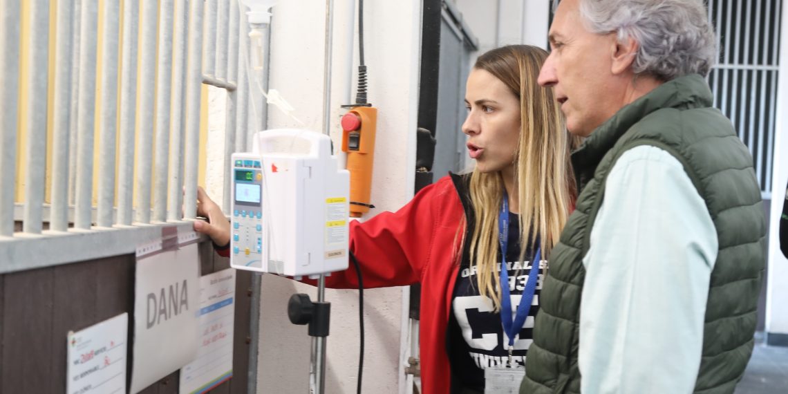 El secretario autonómico de Medio Ambiente y Territorio visita el Hospital Clínico Veterinario de la CEU UCH