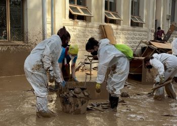 Estudiantes y profesores del Grado en Farmacia de la CEU UCH colaboran con las farmacias afectadas por la DANA en Valencia