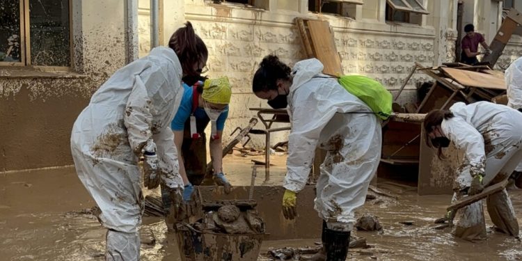 Estudiantes y profesores del Grado en Farmacia de la CEU UCH colaboran con las farmacias afectadas por la DANA en Valencia