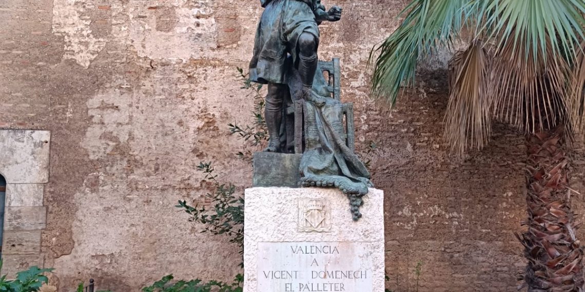 El Ayuntamiento de Valencia concluye la restauración de la escultura de bronce del Palleter