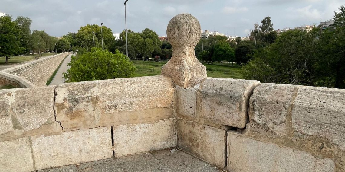 El Ayuntamiento rehabilitará el pretil del río ubicado en la explanada de las Torres de Serranos, que presenta fisuras