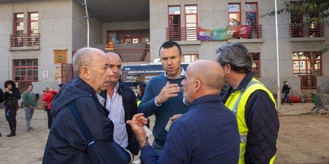 La Diputación amplía medios humanos y materiales en la extracción de lodos en 11 municipios afectados por la Dana