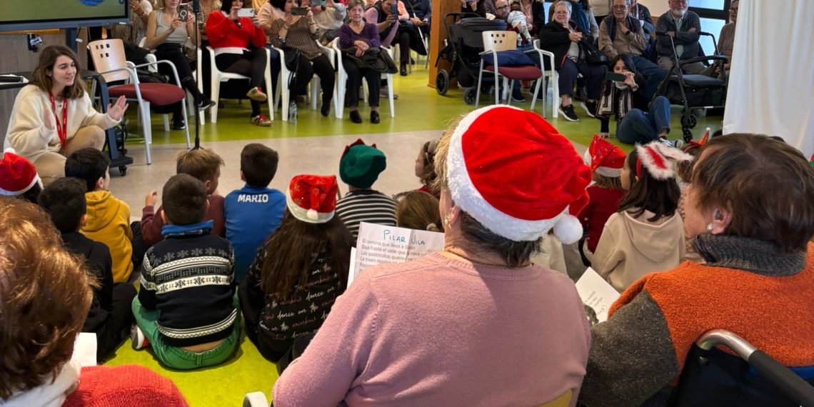 El centro de día Ana Lluch del IVASS celebra una jornada entre personas mayores y escolares del CEIP Mediterrani de Meliana