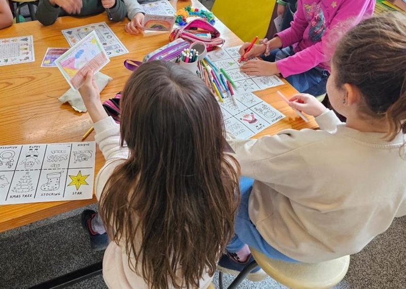 Alumnos de centros escolares de Massanassa, La Torre, Alfafar y Benetússer reciben tarjetas navideñas de niños mexicanos