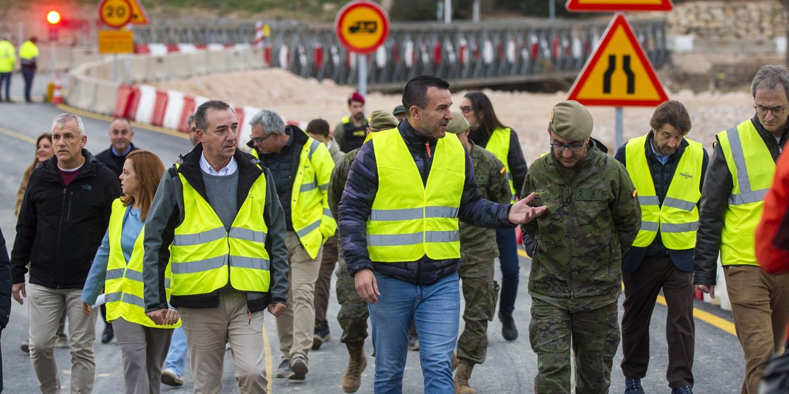 La Diputación y el Ejército conectan Riba-roja de Túria con sus urbanizaciones a través de un puente provisional