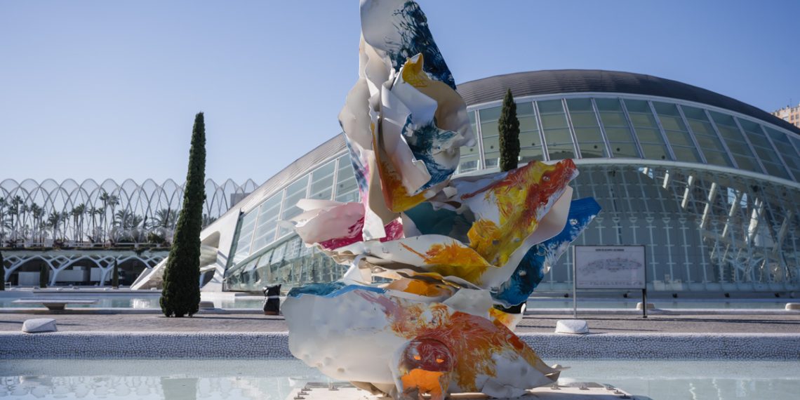La escultura ‘Macronyx’ de Arne Quinze se expone en la lámina norte de la Ciudad de las Artes y las Ciencias