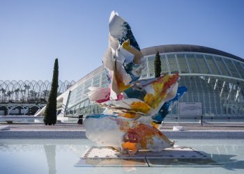 La escultura ‘Macronyx’ de Arne Quinze se expone en la lámina norte de la Ciudad de las Artes y las Ciencias