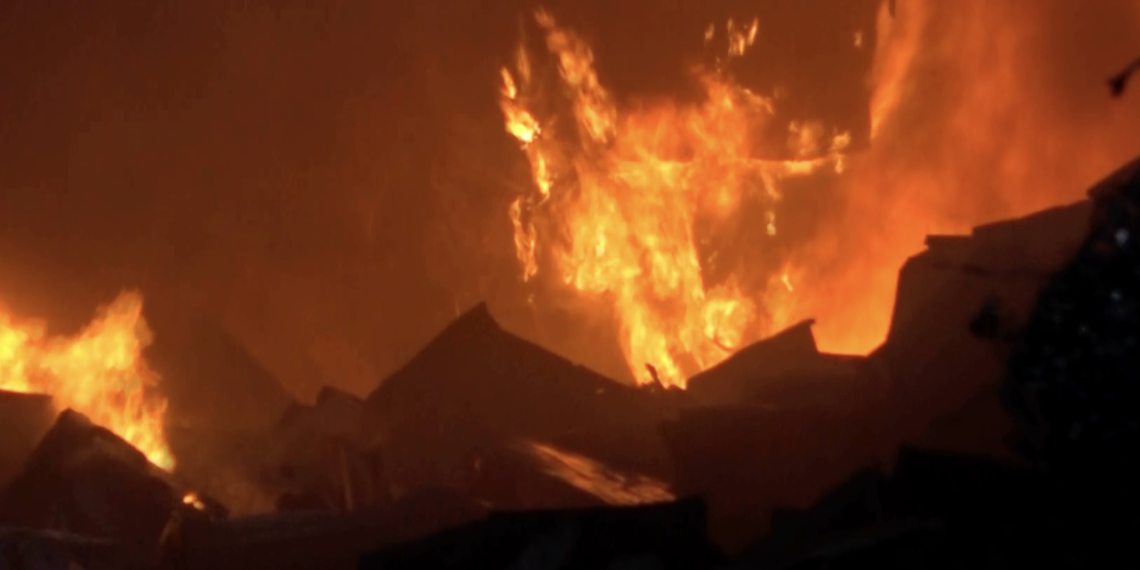 Incendio en una empresa de chatarra en Alaquàs