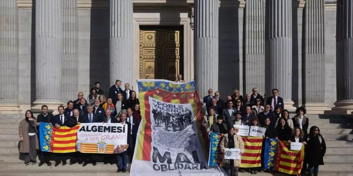 Laura Chulià participa en la concentración ante el Congreso para exigir ayudas