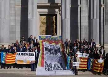 Laura Chulià participa en la concentración ante el Congreso para exigir ayudas