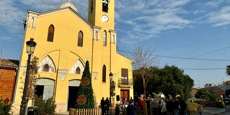 Los primeros árboles de Navidad llegan a las pedanías de Valencia afectadas por la Dana
