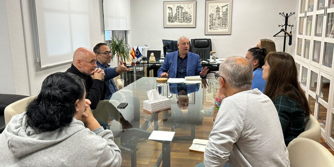 Daniel McEvoy se reúne con las familias de centros de Paiporta y Alfafar