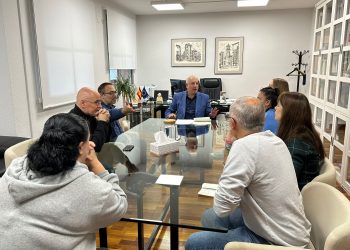 Daniel McEvoy se reúne con las familias de centros de Paiporta y Alfafar