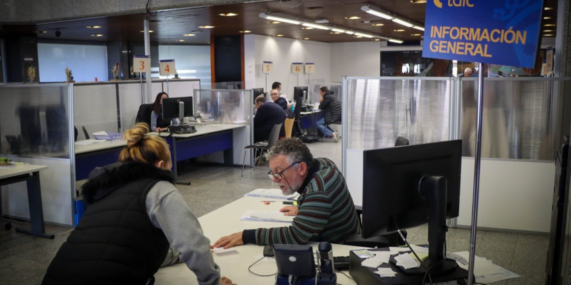 100 vecinos acuden al Ayuntamiento de Torrent a tramitar las ayudas Fundación Amancio Ortega en el primer día