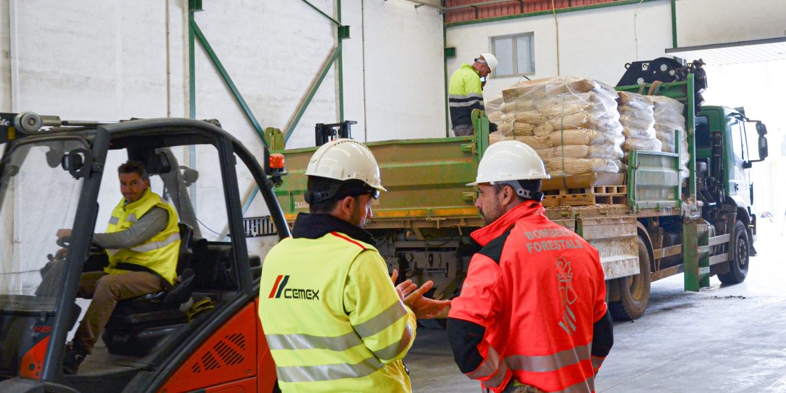 Emergencias recibe 9.900 kilos del aditivo aglutinante para facilitar la extracción de lodos en garajes y anuncia la llegada de 7.500 más
