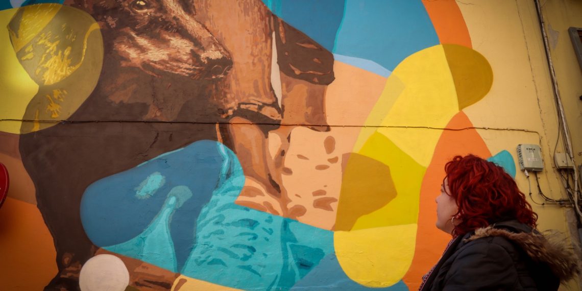 Torrent estrena nuevo mural ‘De Paseo’ del artista navarro Eneko Azpiroz