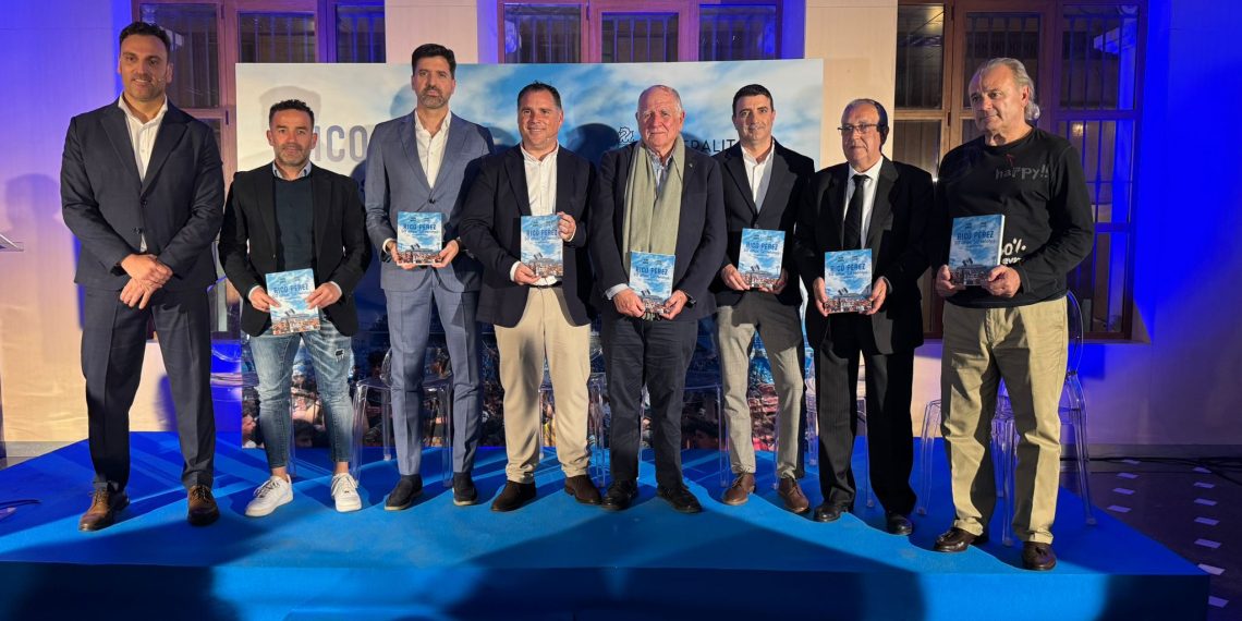 La Generalitat presenta el libro ‘Rico Pérez’ a la afición de fútbol alicantina