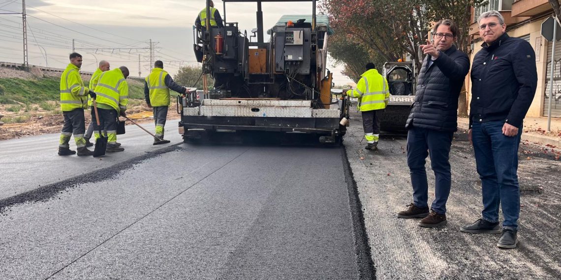 El Ayuntamiento de Valencia invierte 224.000 € en la adecuación de aceras y reasfaltado de más de 7.000 m2 de calles afectadas por la dana