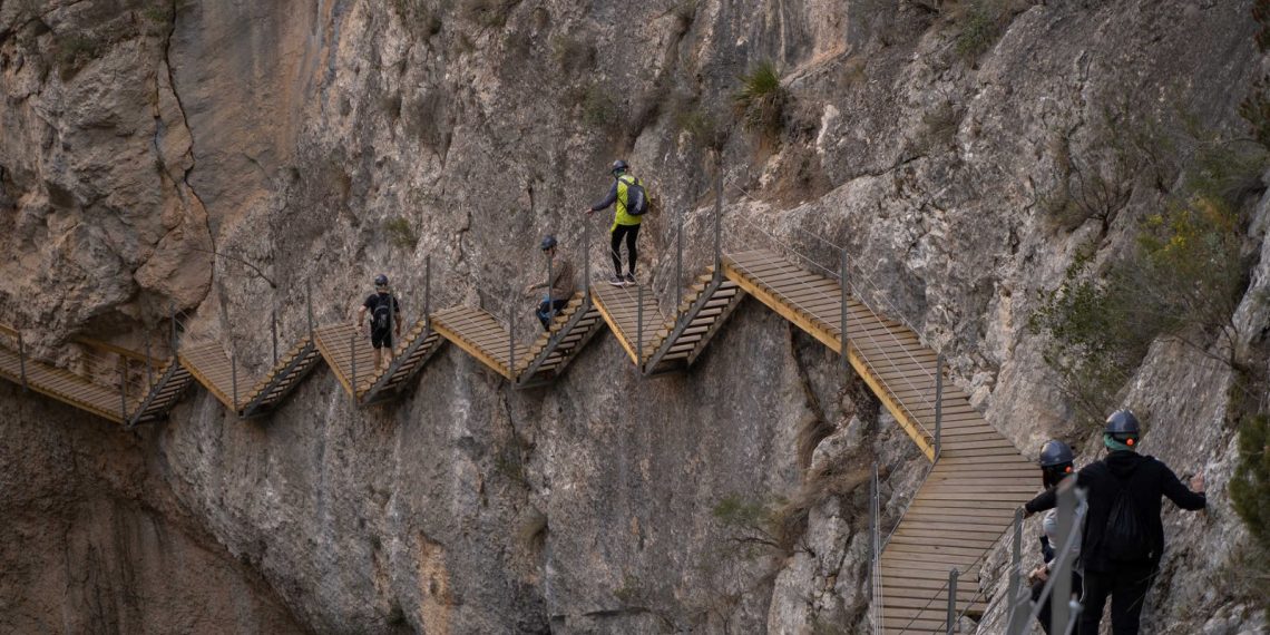 Nuevo mirador de cristal sobre el cañón del río Amadorio en Relleu