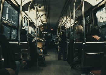 El Consell adjudica de emergencia el servicio de transporte para personas empleadas del área industrial Juan Carlos I de Almussafes