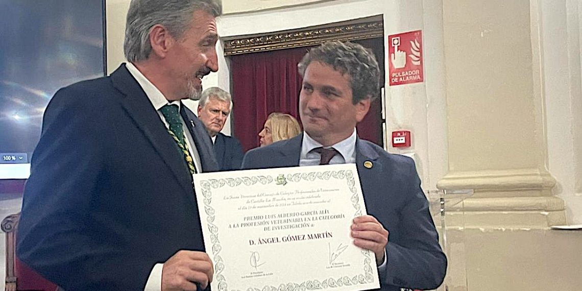 Los veterinarios de Castilla-La Mancha premian a Ángel Gómez por su trayectoria investigadora en el sector ovino y caprino