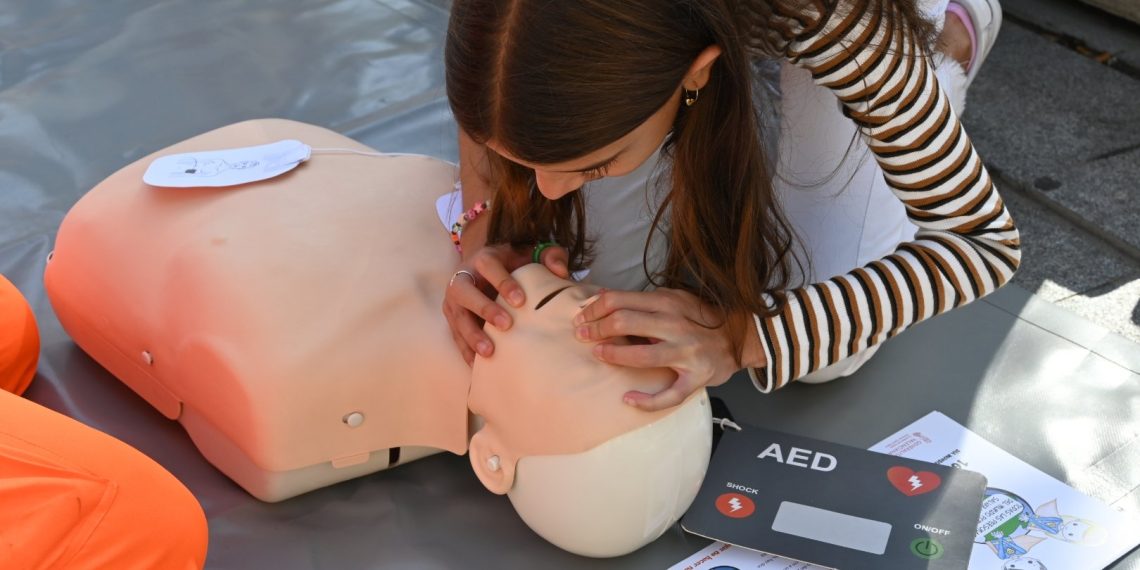 Sanidad realiza actividades en Expojove para mostrar a los niños cómo actuar ante situaciones de emergencias sanitarias