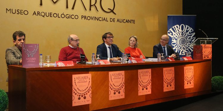 El MARQ presenta el catálogo de la exposición de joyas bizantinas halladas en la necrópolis de Rojales