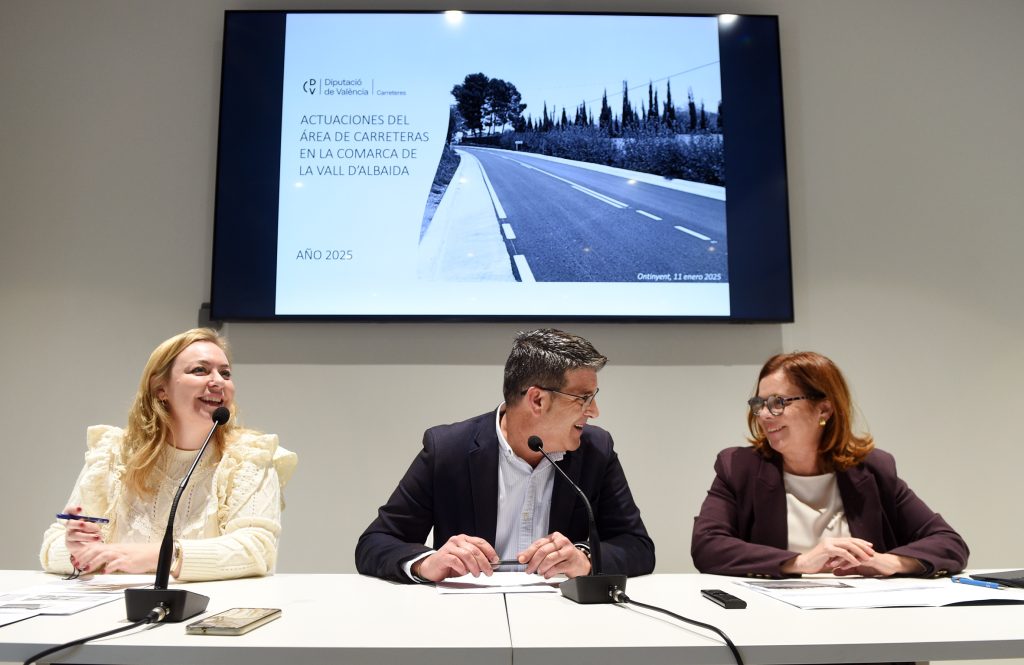 Natàlia Enguix,, Reme Mazzolari, acompañadas por el alcalde de la capital de la Vall d’Albaida, Jorge Rodríguez.