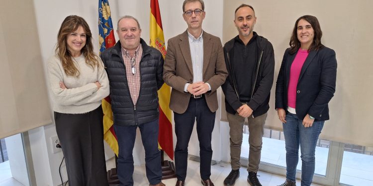 La Generalitat y el Ayuntamiento de El Puig firman la cesión de una parcela para construir 81 viviendas protegidas