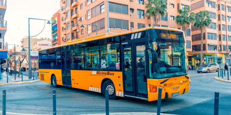 La Generalitat mejora en un 40% la oferta Metrobús que conectará Valencia con el área metropolitana oeste “para suplir las graves carencias de Cercanías”